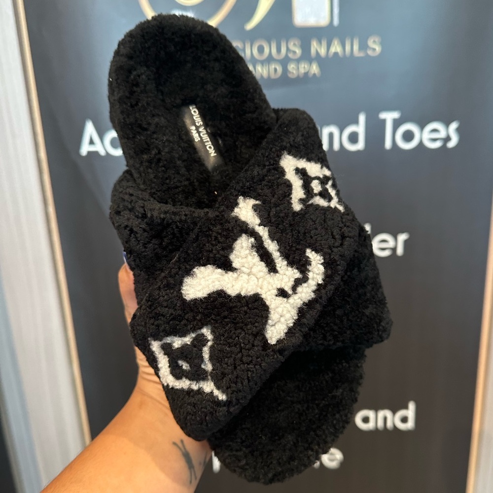Louis Vuitton Fur Slides (mules)